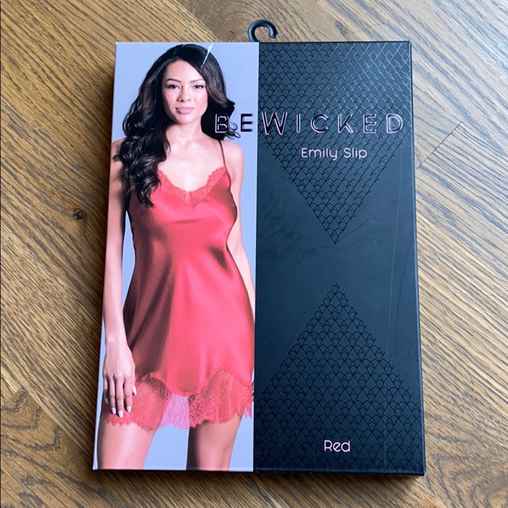 New in Box Women’s Red Slip, size Large